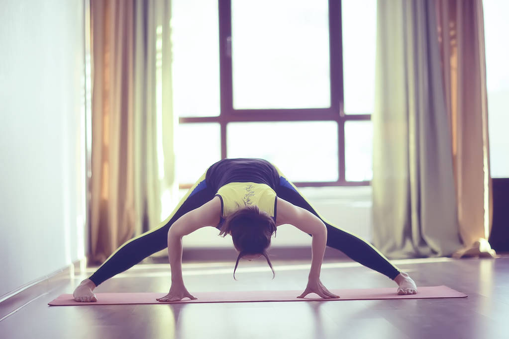 spor salonunda, köprü egzersiz Yoga yaparken Genç ve esnek bir kadın  - Fotoğraf, Görsel