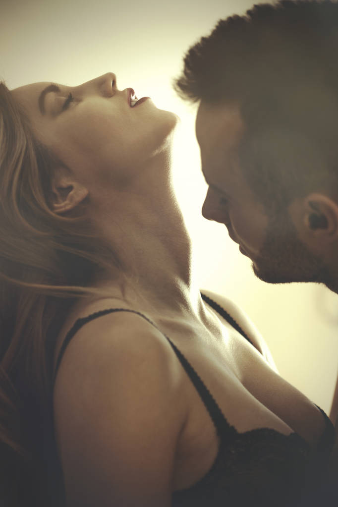 Ο άνθρωπος λαιμό φιλί της γυναίκας κατά τη διάρκεια ρομαντικά ερωτικά παιχνίδια - Φωτογραφία, εικόνα