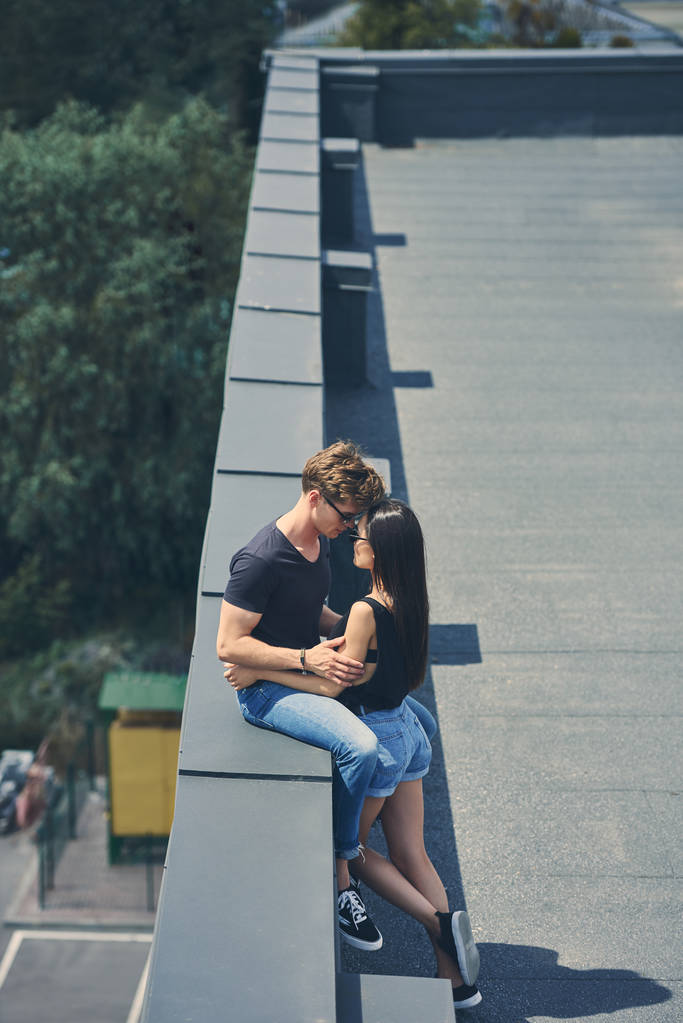 multikulturális szexi pár átölelve a városi tető - Fotó, kép