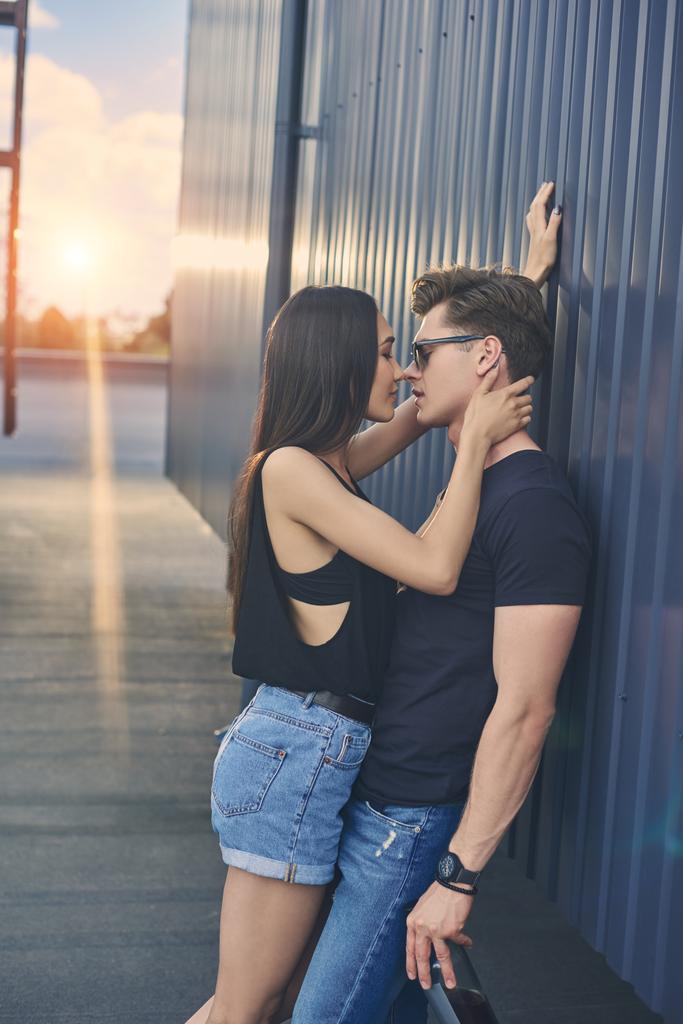 bella calda multiculturale coppia flirtare e andare a baciare, luce posteriore
 - Foto, immagini