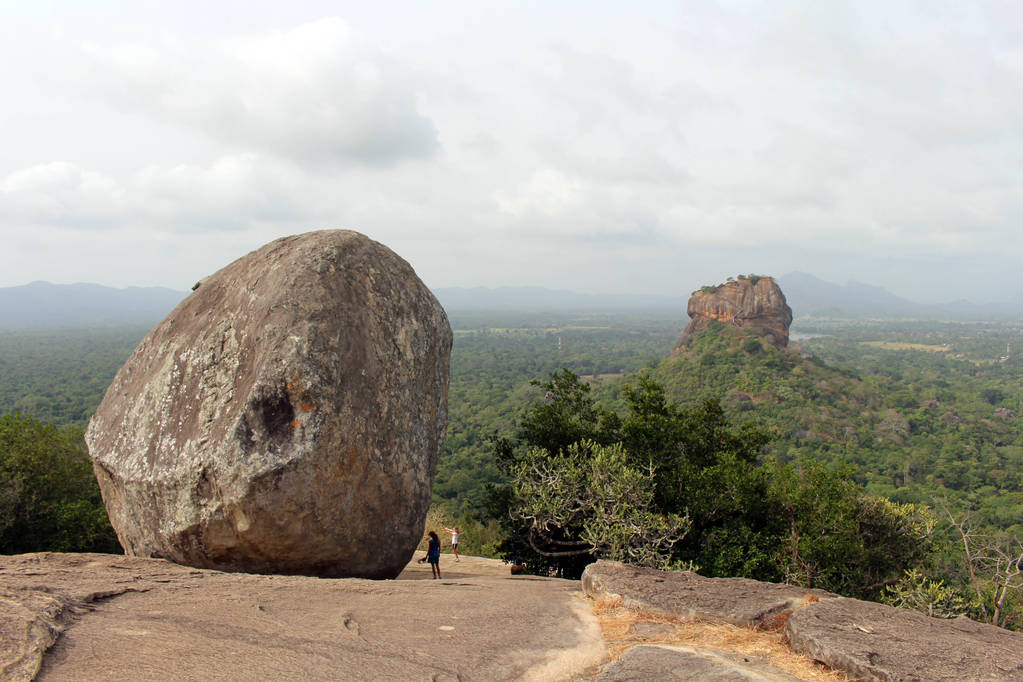 Камені і Sigiriya - The Lion рок-, як видно з Pidurangala рок. Прийняті у Шрі-Ланці, Сер 2018. - Фото, зображення