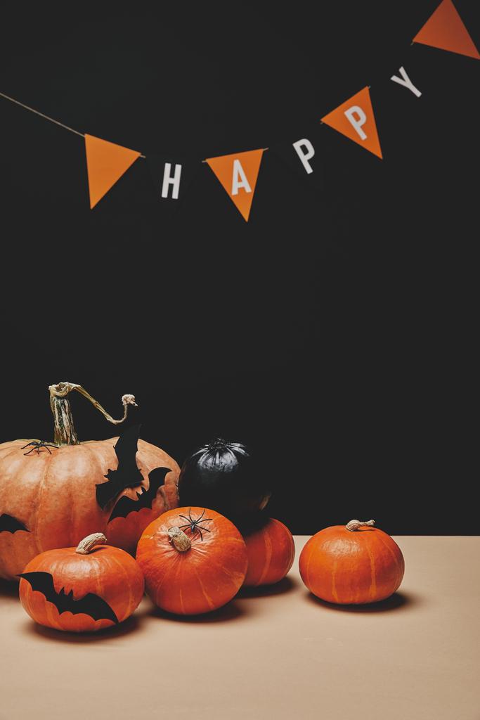 calabazas, murciélagos de papel y guirnalda de papel con la palabra feliz, concepto de Halloween
 - Foto, imagen
