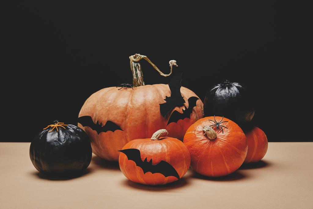 turuncu ve siyah kabak kağıt yarasalar masada, Cadılar Bayramı kavramı ile - Fotoğraf, Görsel
