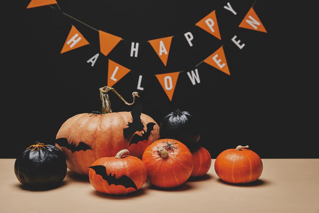 abóboras, morcegos de papel e guirlanda de papel com palavras halloween feliz
 - Foto, Imagem