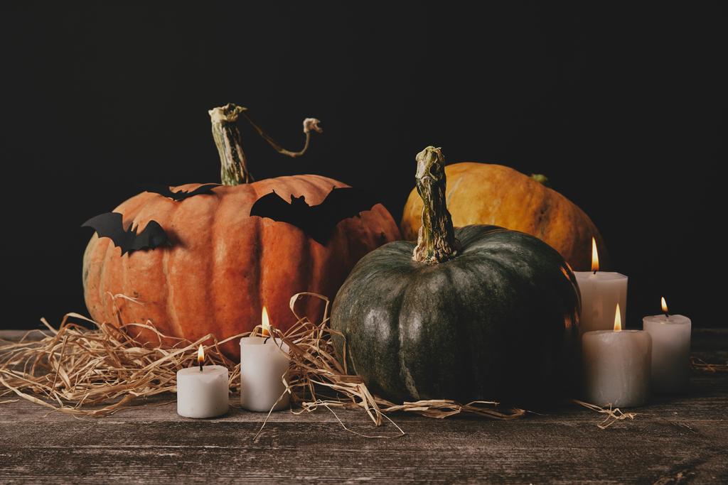 zucche, candele e pipistrelli di carta sul tavolo di legno, concetto di Halloween
 - Foto, immagini