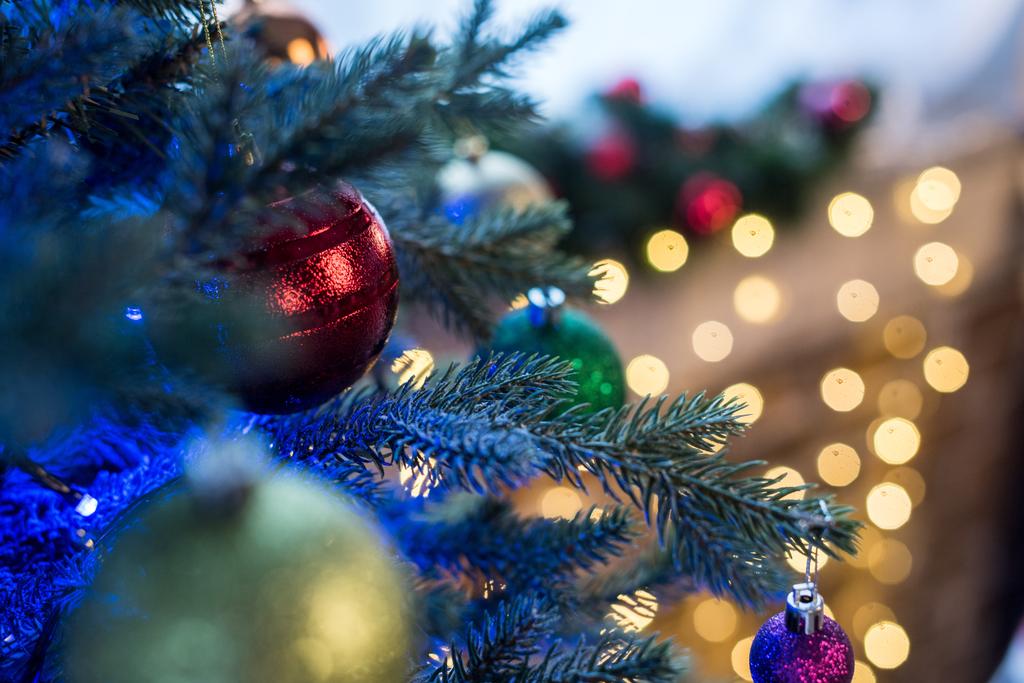 fuoco selettivo di bellissimo albero di Natale decorato con palline lucide
 - Foto, immagini