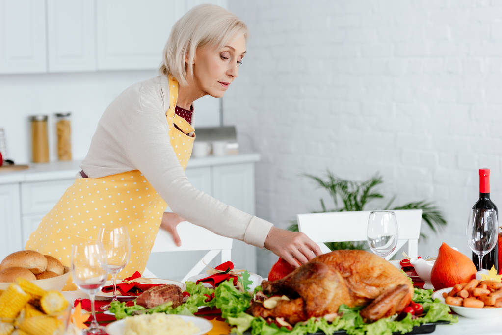 güzel kadın kıdemli hizmet tablo Şükran günü yemeği için evde mutfak  - Fotoğraf, Görsel