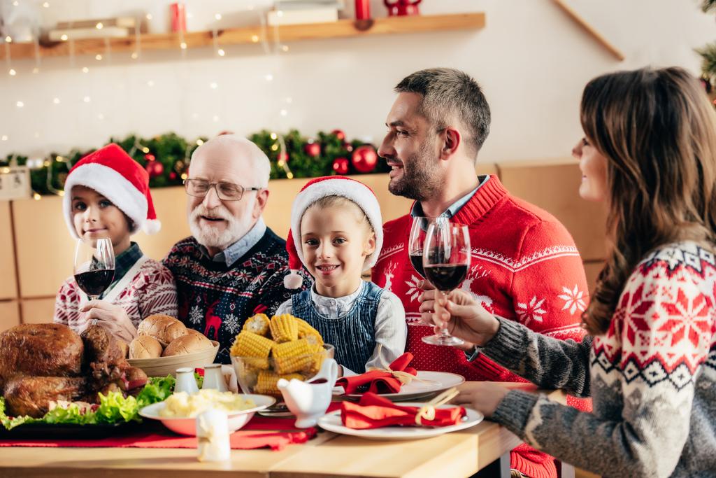 grote en gelukkige familie met wijn met kerstdiner thuis  - Foto, afbeelding