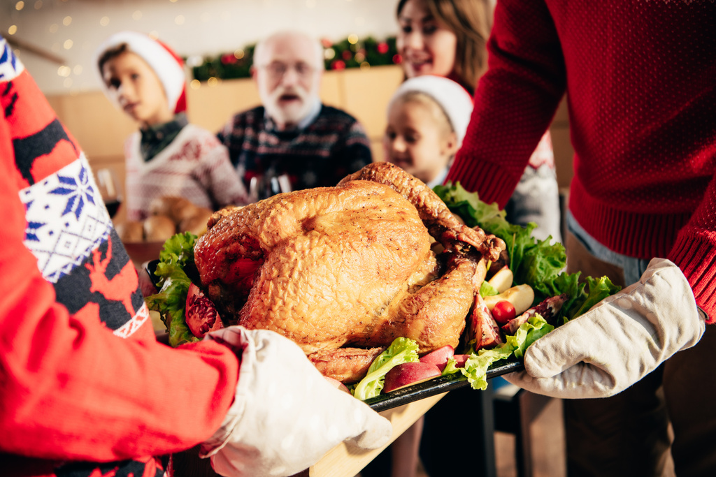 przycięte zdjęcie mężczyzny i kobiety, niosąc Turcji Święto Bożego Narodzenia z rodziną w domu  - Zdjęcie, obraz