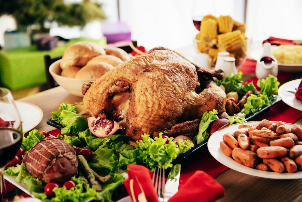 paistettu kalkkuna tarjoillaan pöydällä herkullisia ruokia kiitospäivänä juhla
  - Valokuva, kuva