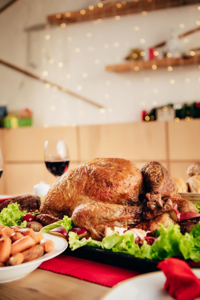 おいしい焼きたてのトルコ日の感謝祭の休日の夕食の提供のテーブルの上の選択と集中 - 写真・画像