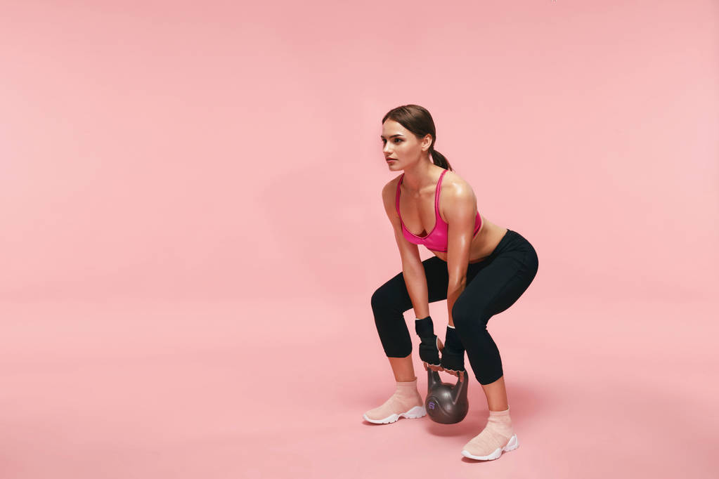 Sport opleiding. Sportieve vrouw doen Squats met halter - Foto, afbeelding