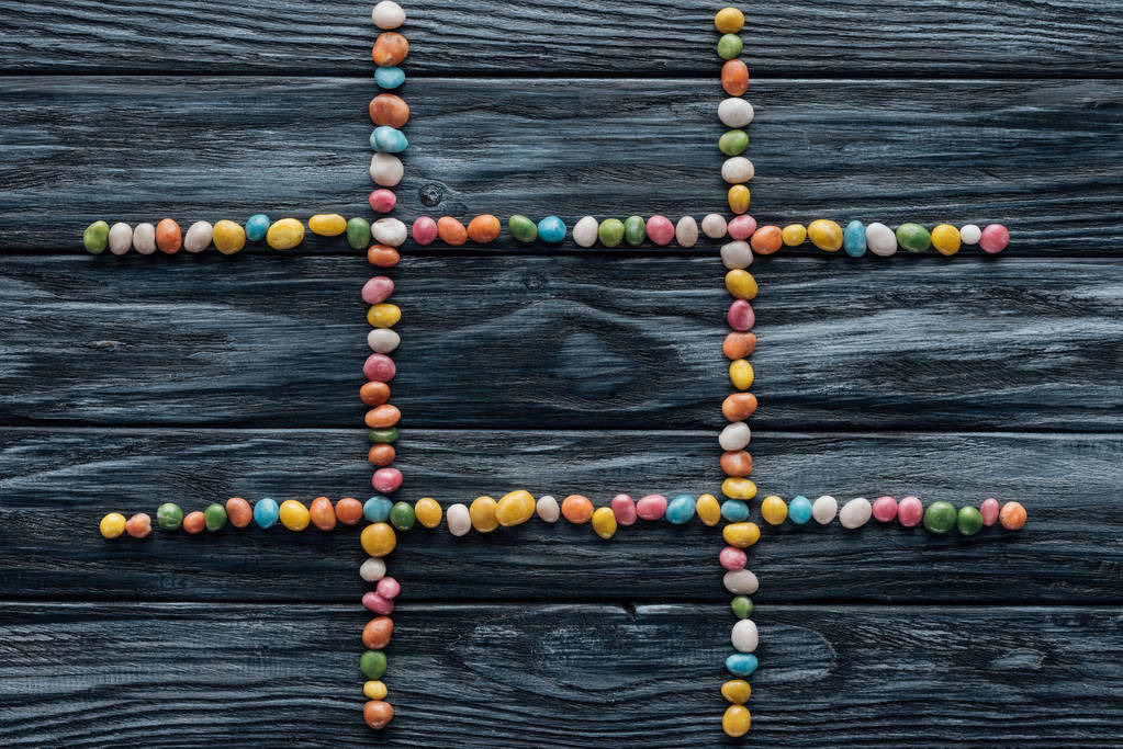 skład z kolorowe pyszne cukierki na drewnianym stole  - Zdjęcie, obraz