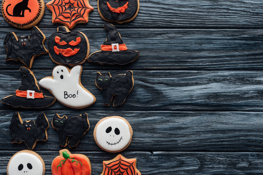 vista elevada de espeluznantes deliciosas galletas de halloween colocadas en filas sobre fondo de madera
  - Foto, Imagen