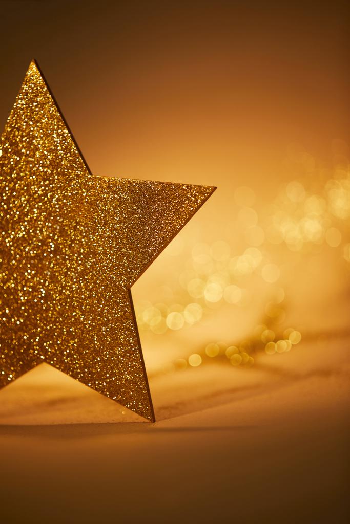χρυσό λαμπερό αστέρι για Χριστουγεννιάτικη διακόσμηση - Φωτογραφία, εικόνα