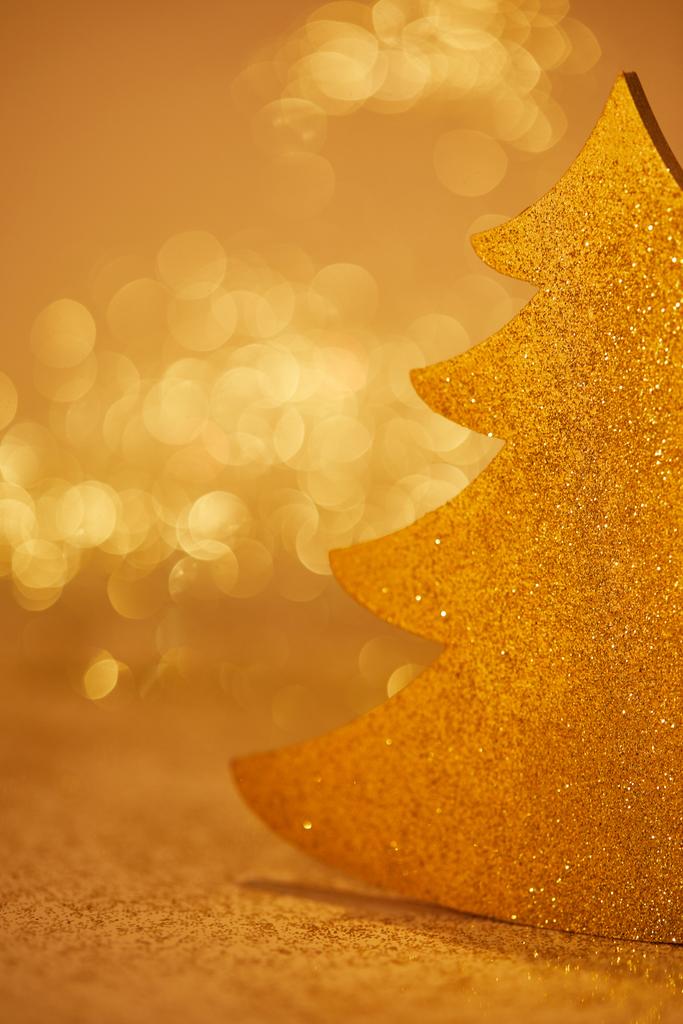 gros plan de l'arbre de Noël scintillant doré pour la décoration
 - Photo, image