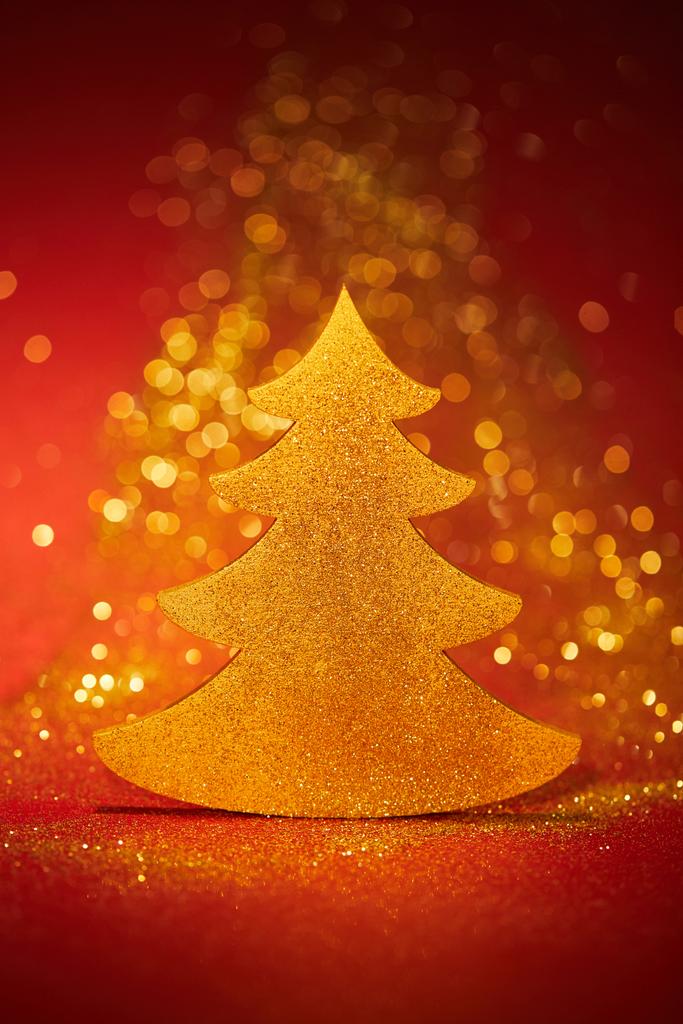 赤の背景に装飾の美しい黄金きらびやかなクリスマス ツリー ロイヤリティフリー写真 画像素材