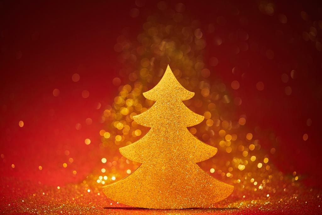 árvore de natal espumante dourado para decoração em fundo vermelho
 - Foto, Imagem