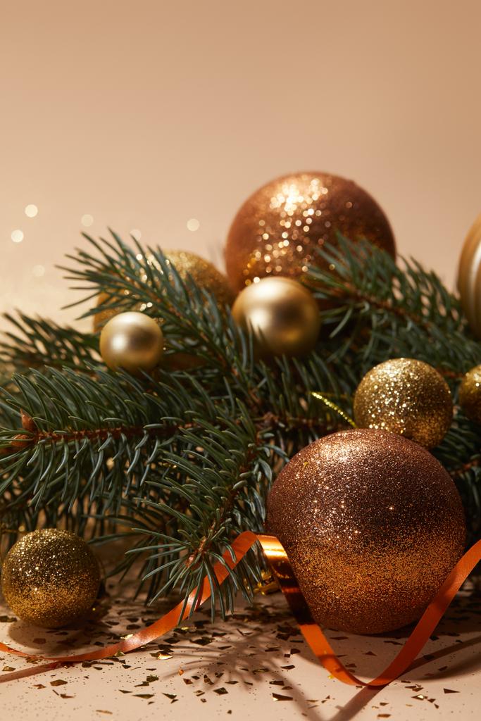 Glitzernde Weihnachtskugeln auf Tannenzweig auf Tischplatte - Foto, Bild