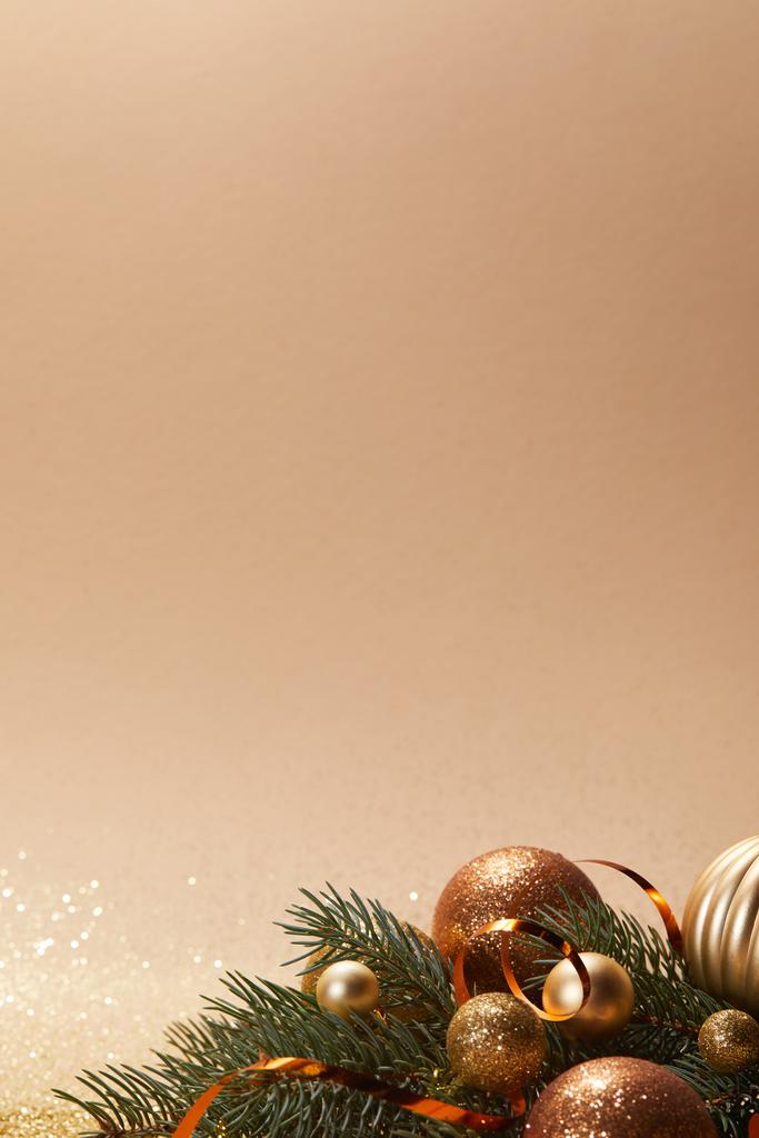 Glitzernde Weihnachtskugeln auf Tannenzweig vereinzelt auf Beige - Foto, Bild