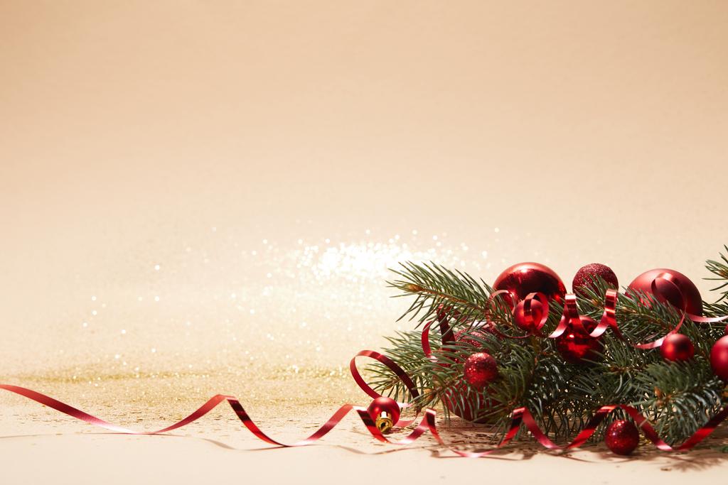 bolas de Navidad brillante rojo y rama de pino en la mesa
 - Foto, Imagen