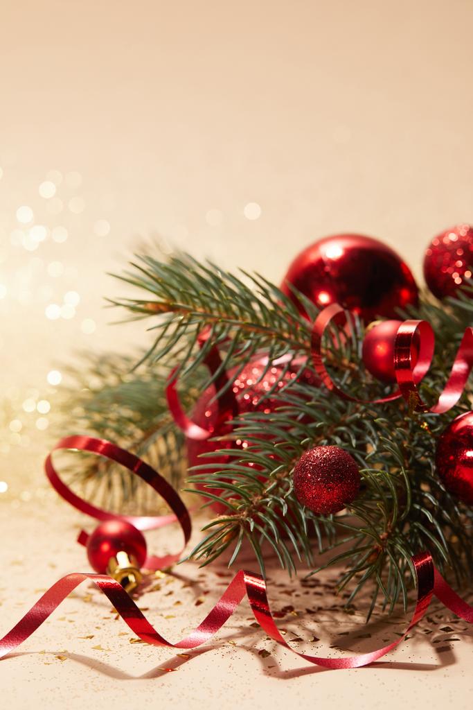 rosso lucido palle di Natale, nastro ondulato e ramo di pino su scintillante tavolo
 - Foto, immagini