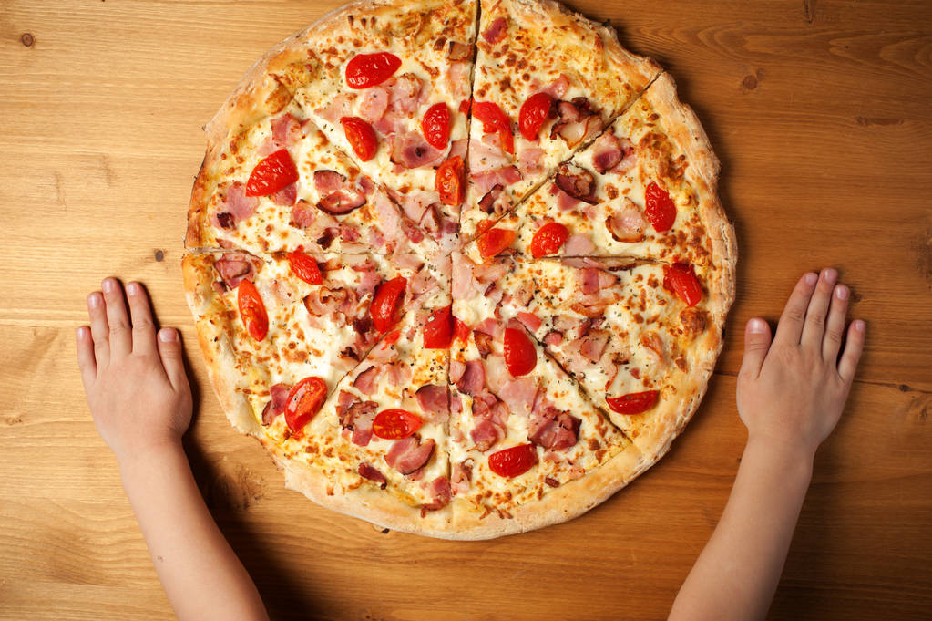 Pizza italiana fresca na mesa de madeira
 - Foto, Imagem