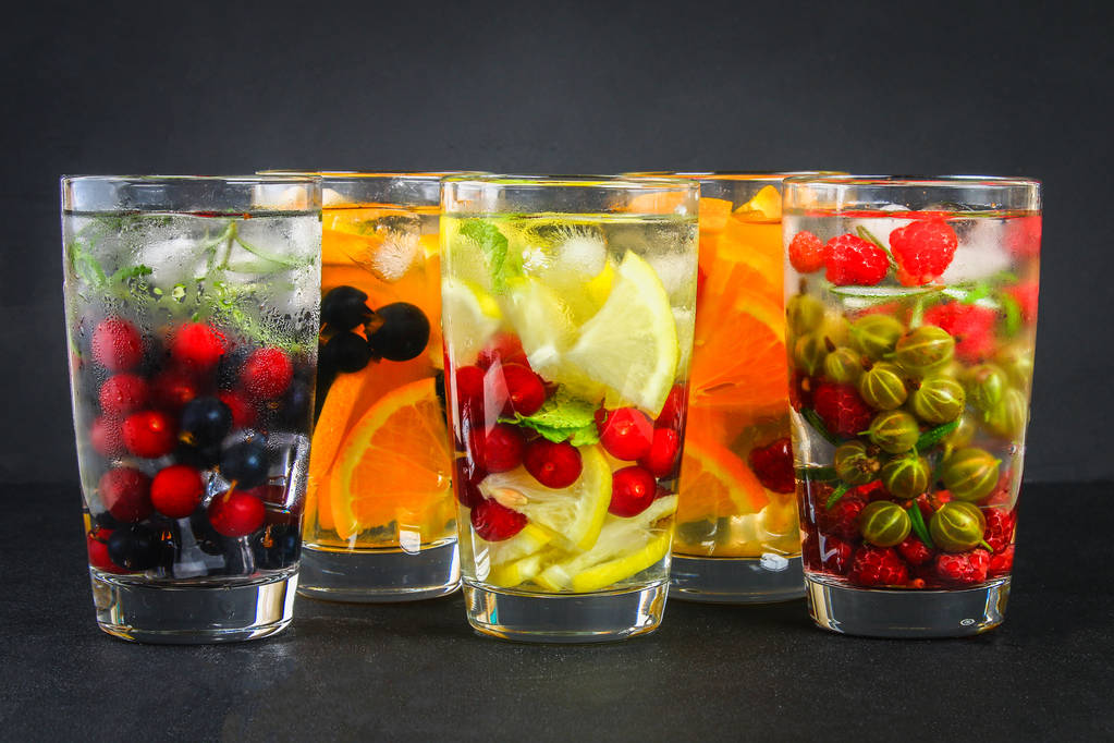 Çeşitli gözlük, farklı tatlar, meyveler, meyve suyu detoks - Fotoğraf, Görsel