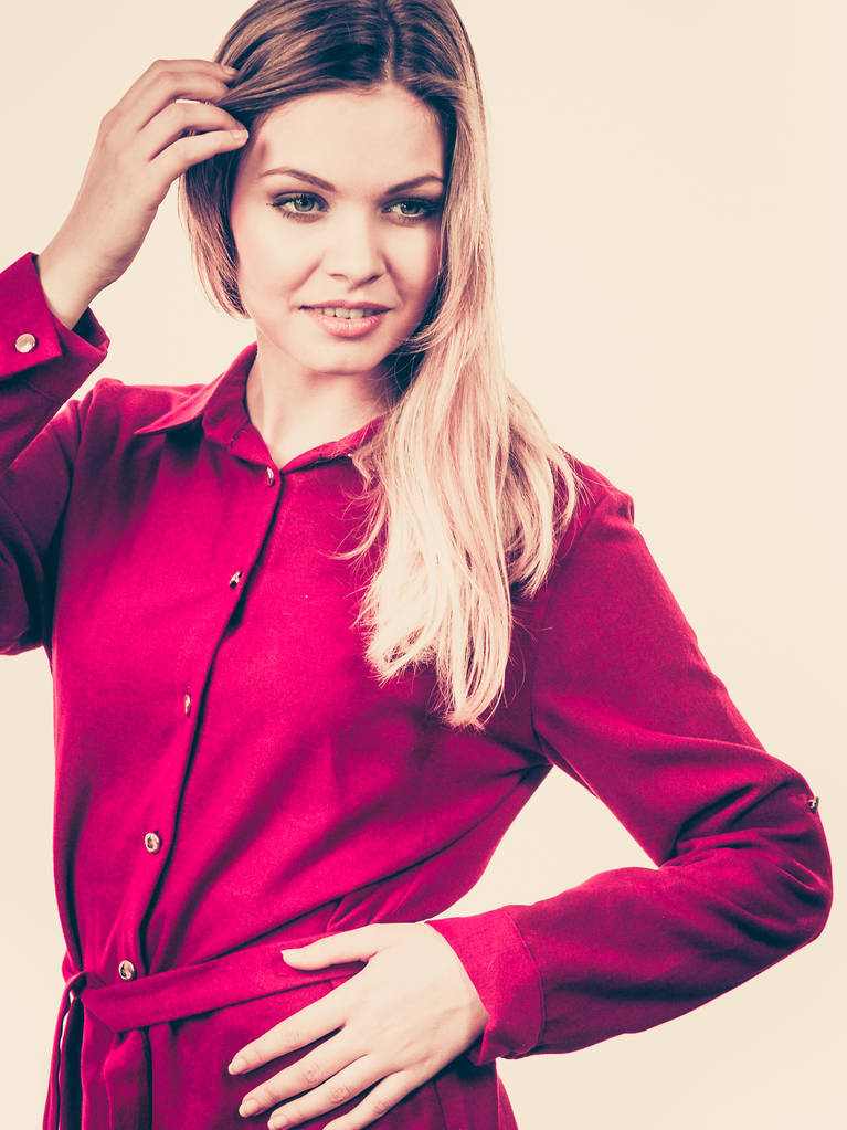 Μοντέρνα όμορφη νεαρή γυναίκα που φοράει κομψά casual κόκκινο φόρεμα σύντομη παρουσίαση κομψό ντύσιμο. - Φωτογραφία, εικόνα