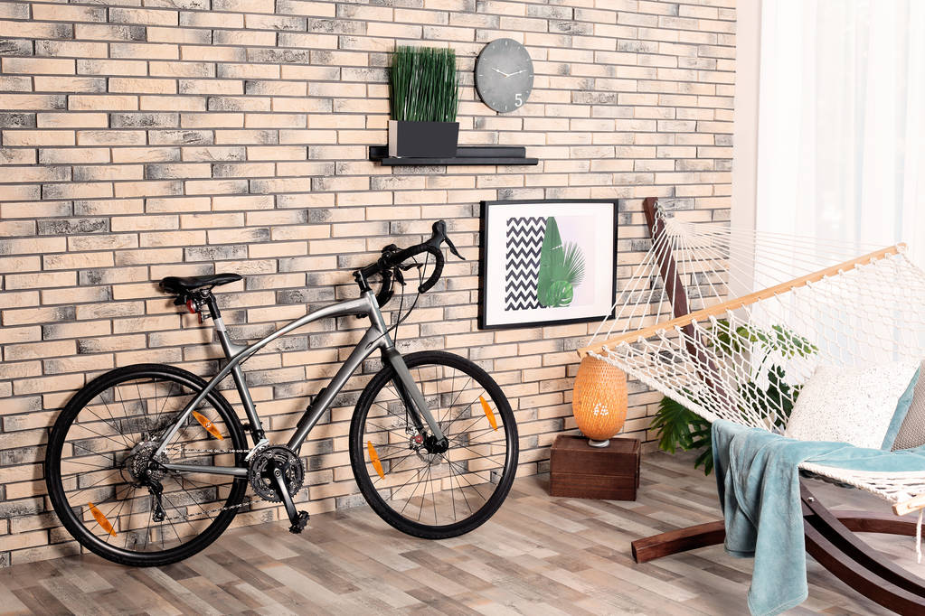 現代の自転車の色の壁の室内 - 写真・画像