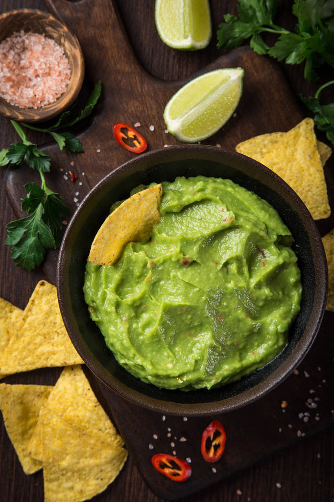 guacamole (mexické avokádový dip) s nachos, pohled shora - Fotografie, Obrázek