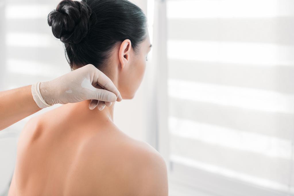 rajattu laukaus kosmetologi laittamalla neuloja naisten kehon aikana akupunktio hoidon kylpylä salonki
 - Valokuva, kuva