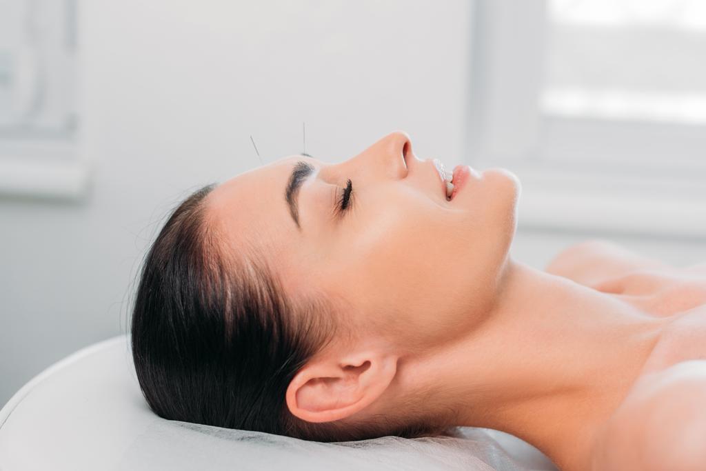 akupunktur tedavisi spa salonu sahip kadın yan görünüm - Fotoğraf, Görsel
