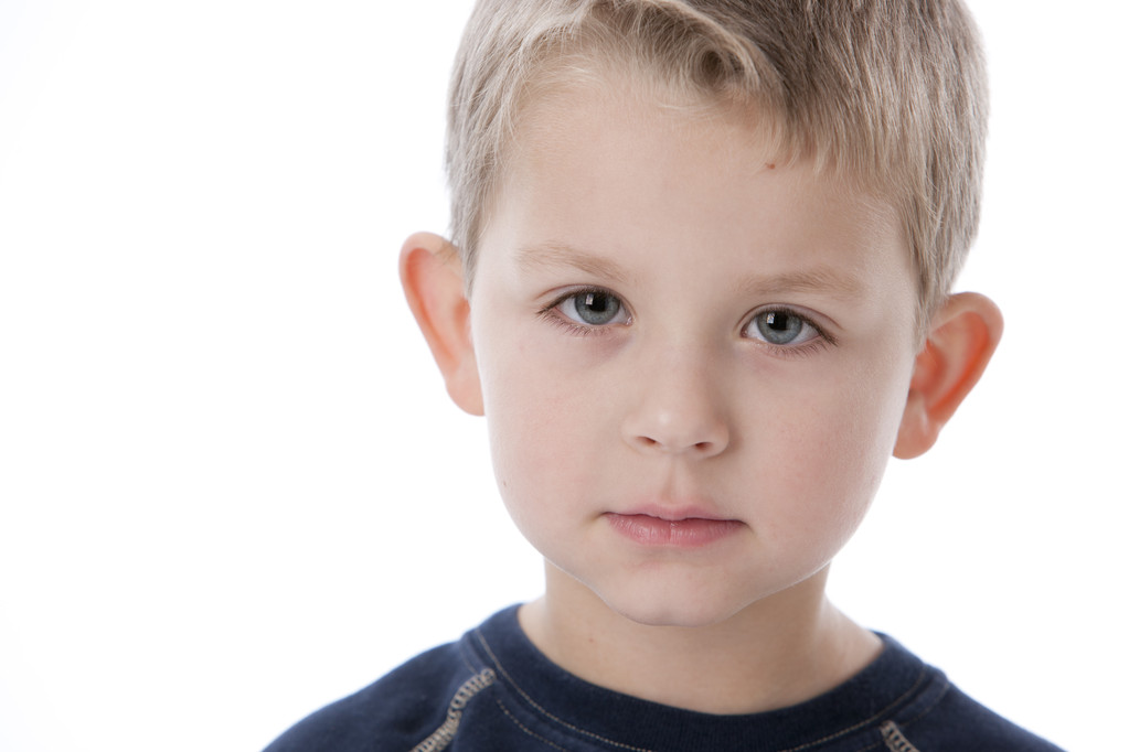 Маленький мальчик с серьезным или пустым лицом
 - Фото, изображение