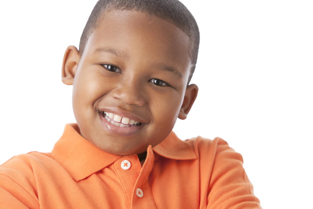 Afro-amerikai kisfiú, nagy mosollyal képe - Fotó, kép