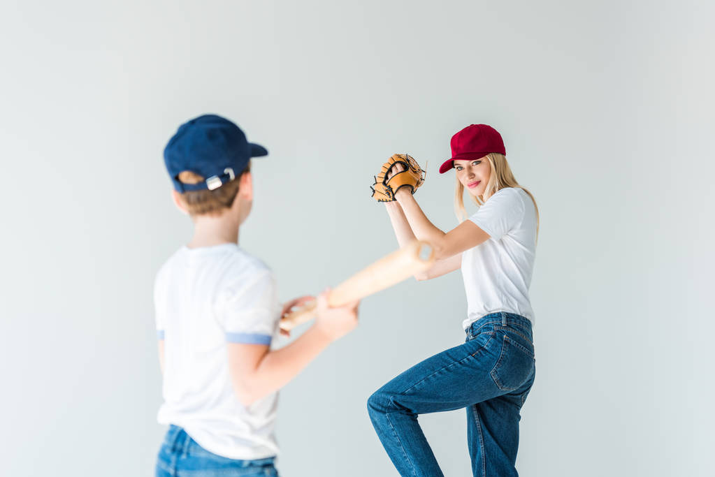 beyaz izole beysbol sopası ile beyzbol topu oğula yunuslama anne - Fotoğraf, Görsel
