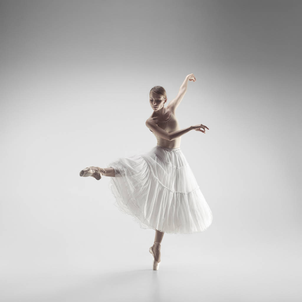 Balerin. Stüdyoda dans genç zarif kadın balerin. Klasik Bale güzelliği. - Fotoğraf, Görsel
