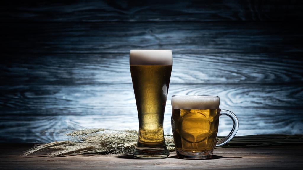 дві склянки золотого пива і коктейлів пшениці на дерев'яному столі, концепція
 - Фото, зображення