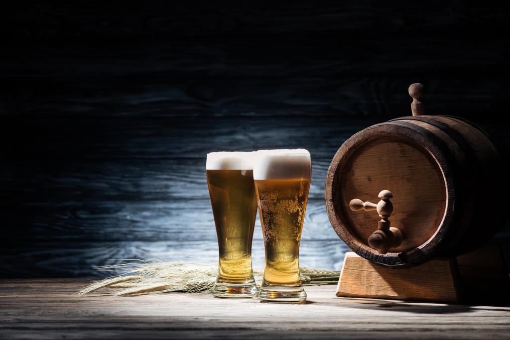 cerveja fresca em copos, espiguetas de trigo e barril de cerveja na mesa de madeira, conceito oktoberfest
 - Foto, Imagem