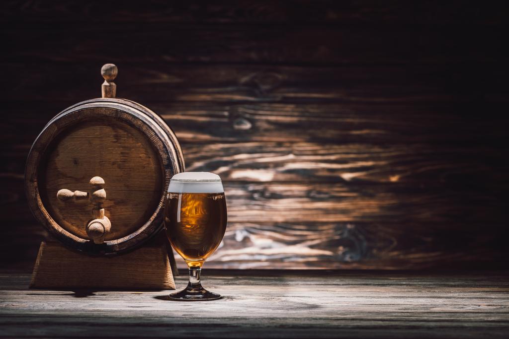 склянка пива і пивного бареля на дерев'яному столі, концепція
 - Фото, зображення
