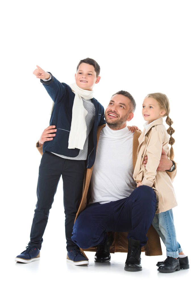 stylowe ojciec przytulanie dzieci w jesienny strój, chłopiec Wyświetlono coś na białym tle - Zdjęcie, obraz