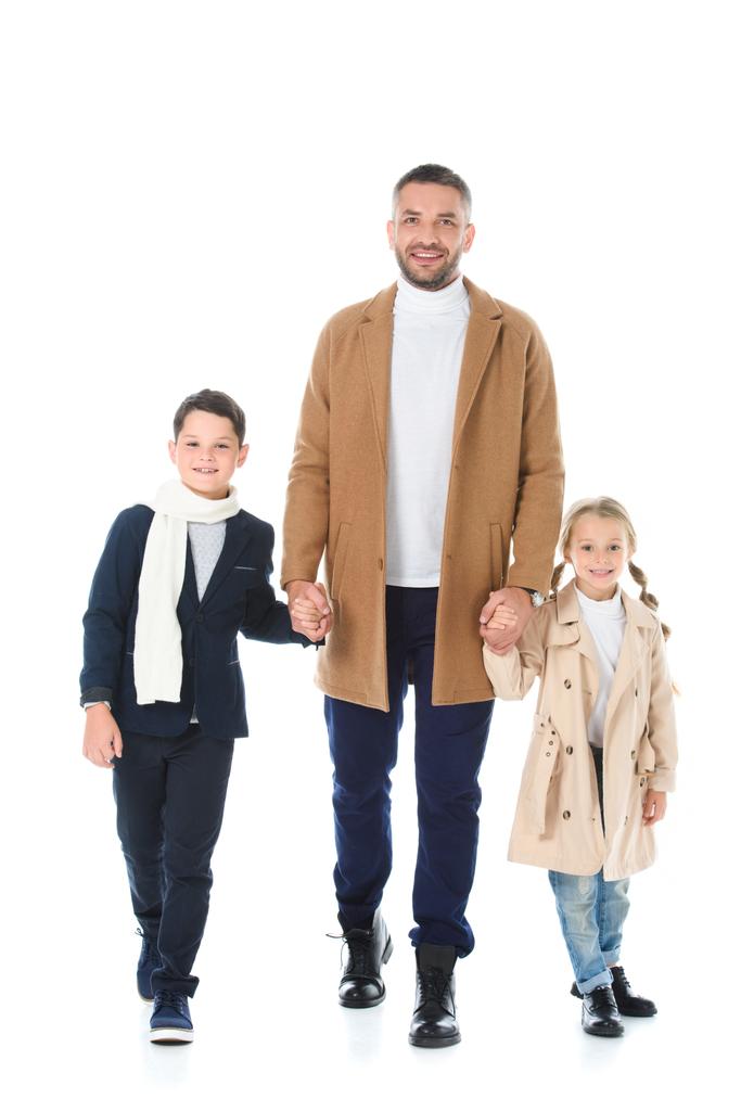 ojciec, trzymając się za ręce z uroczych dzieci w strój jesień, na białym tle - Zdjęcie, obraz