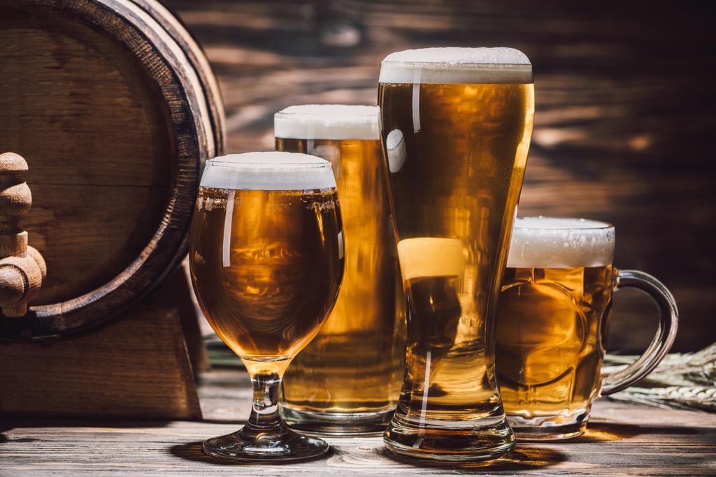 cerveza dorada en vasos y barril de cerveza en mesa de madera, concepto oktoberfest
 - Foto, imagen