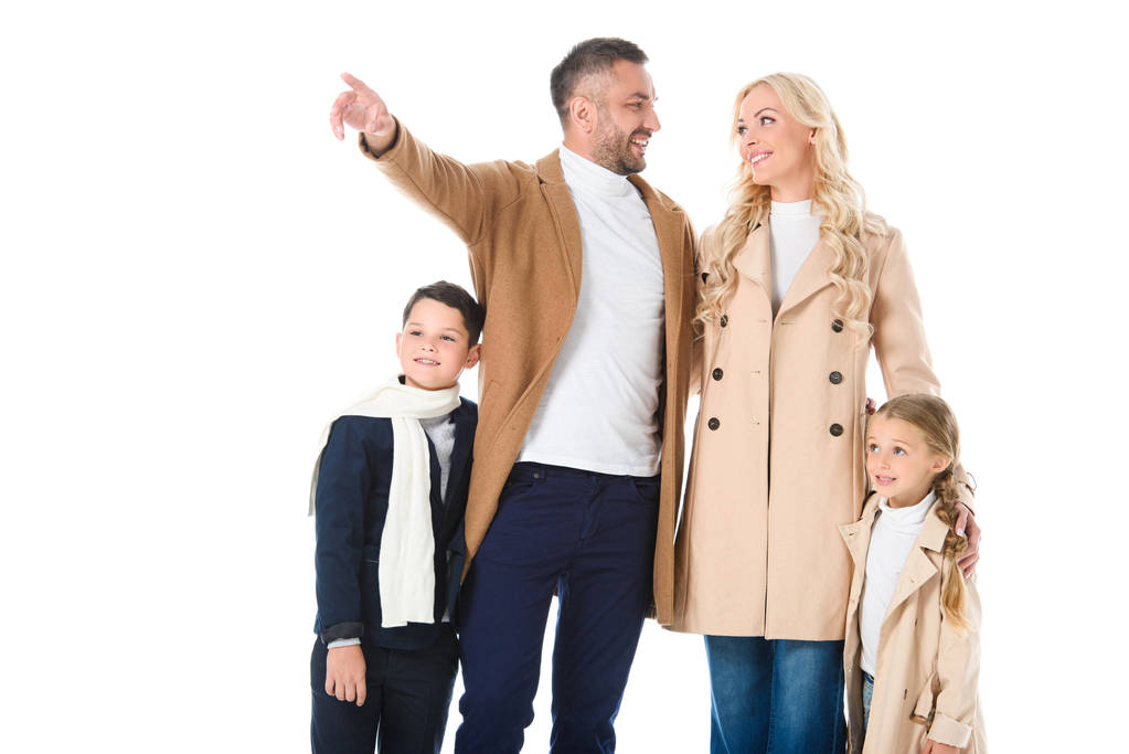 família elegante e crianças em roupa de outono, pai mostrando algo isolado no branco
 - Foto, Imagem