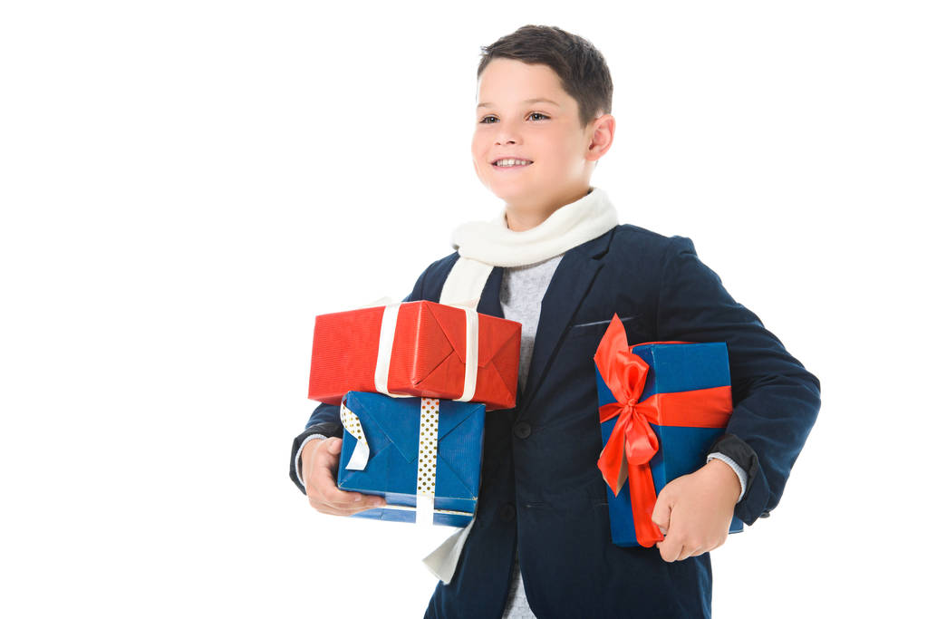 ευτυχισμένο αγόρι στο Φθινοπωρινό ντύσιμο κρατώντας δώρα, απομονώνονται σε λευκό - Φωτογραφία, εικόνα
