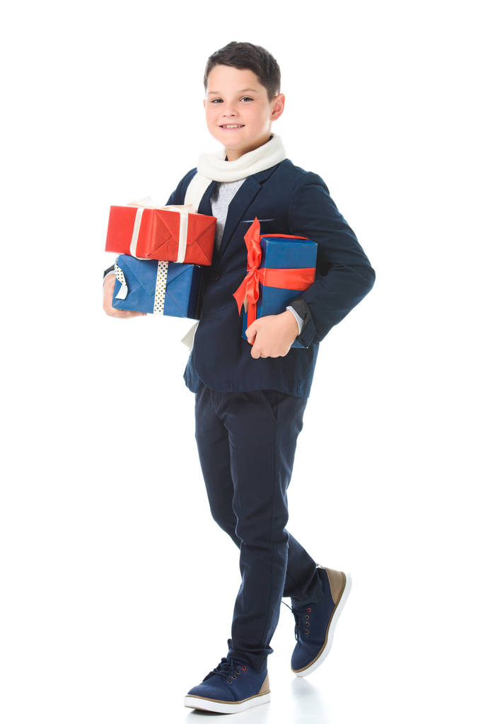 чарівний стильний хлопчик тримає подарунки, ізольований на білому
 - Фото, зображення