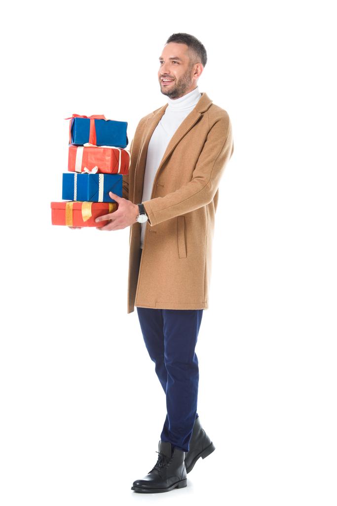trendy bej bir palto hediyeler, üzerinde beyaz izole tutmak yakışıklı adam - Fotoğraf, Görsel