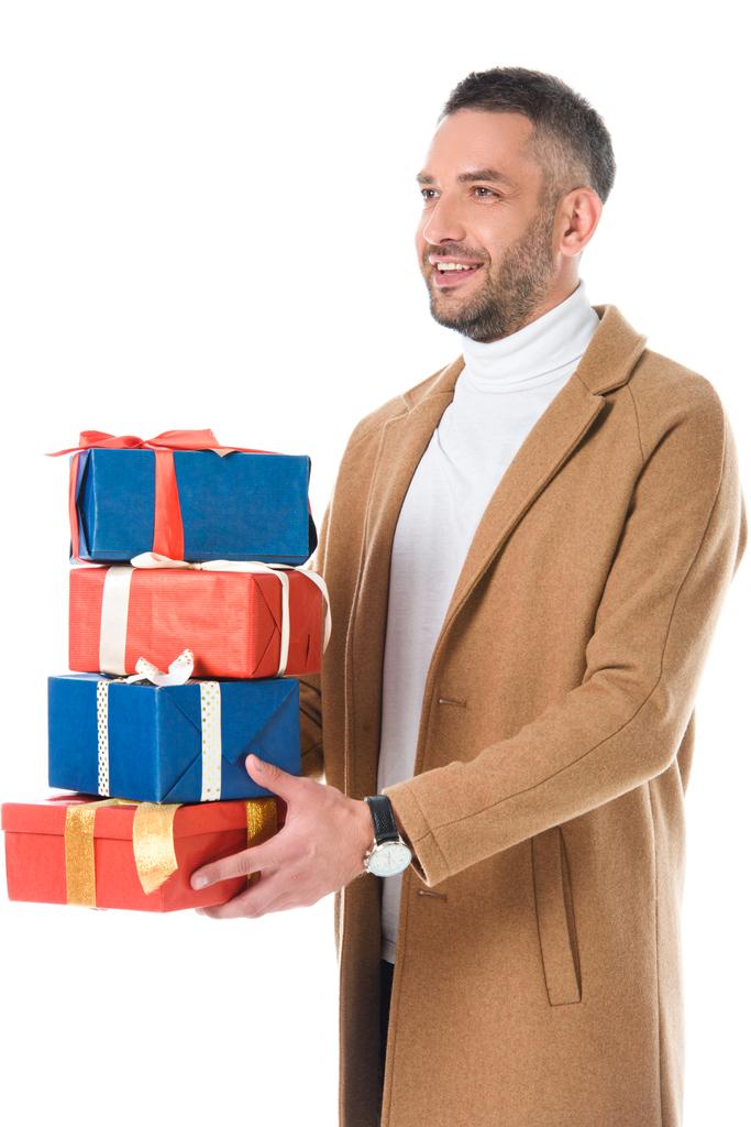 красивий чоловік тримає подарунки, ізольований на білому
 - Фото, зображення