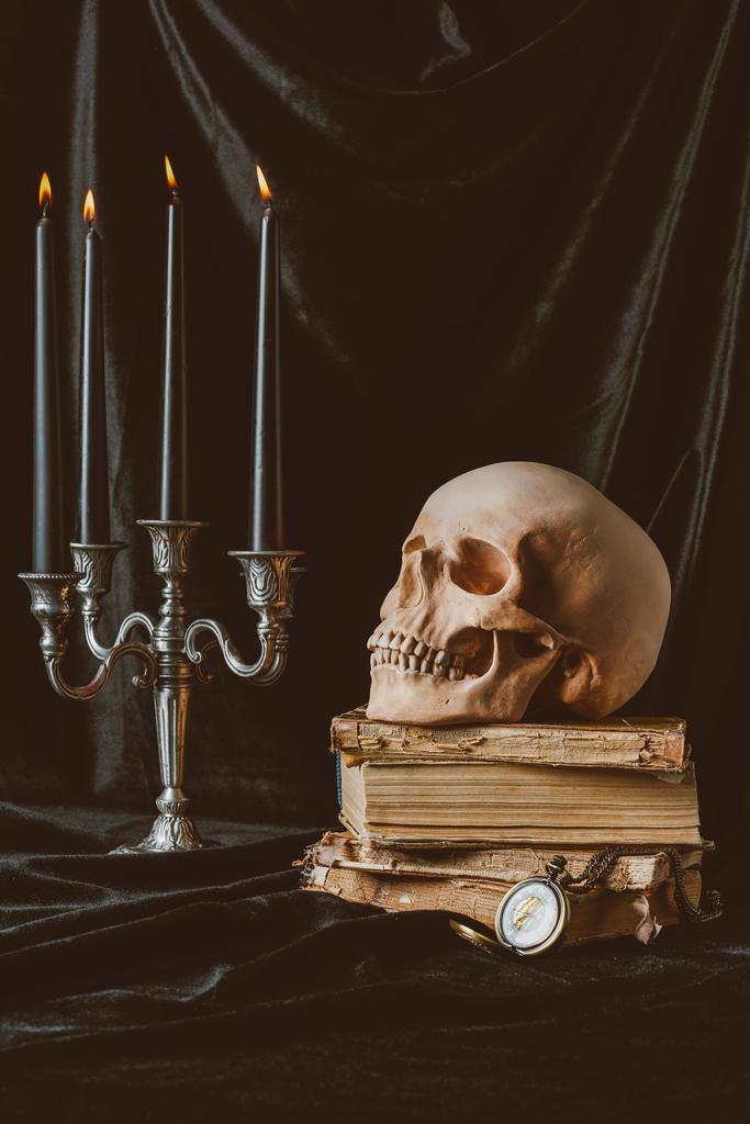 černé svíčky halloween, lebka a starých knih o černé látky - Fotografie, Obrázek