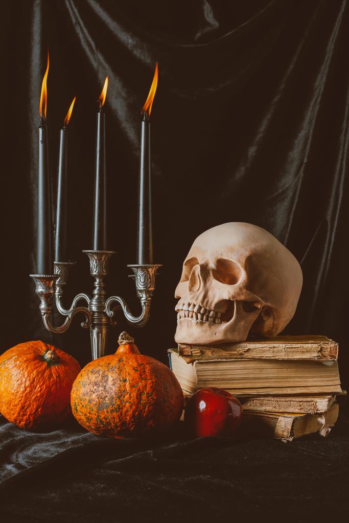 calabazas, calavera y decoración de halloween en tela negra
 - Foto, Imagen